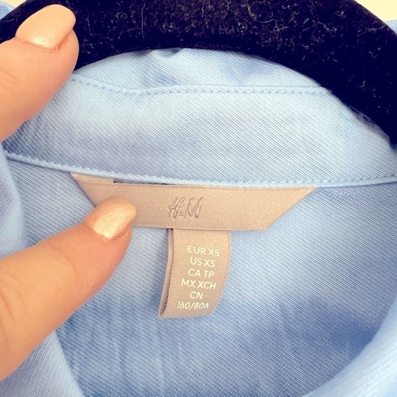 🍭 H&M Light Blue button down shirt Size XS - Picture 3 of 4